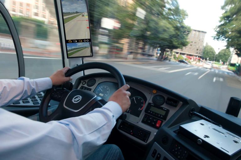 Ventajas y beneficios de instalar retrovisores digitales en tus autobuses
